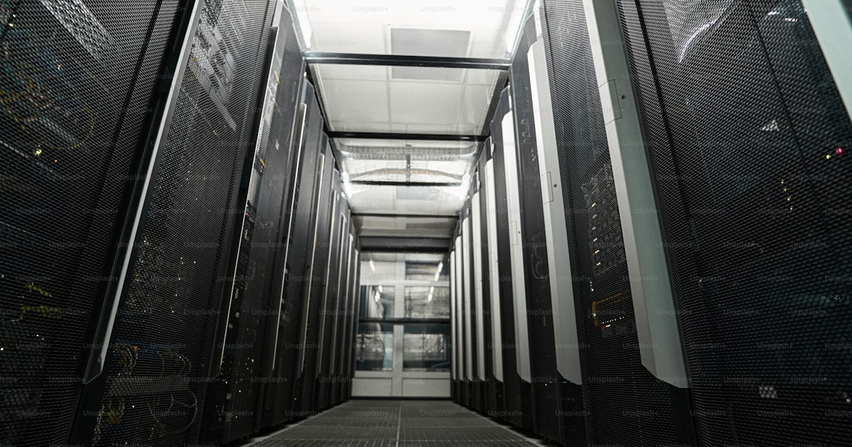 AWS EC2 四问选型法决策流程图——工作负载评估、实例族选择、定价模式对比、区域延迟实测四步依次推进，附四个选错案例的年度超额支出数据与 Savings Plans、Reserved Instance、Spot 三种购买方式的成本对比